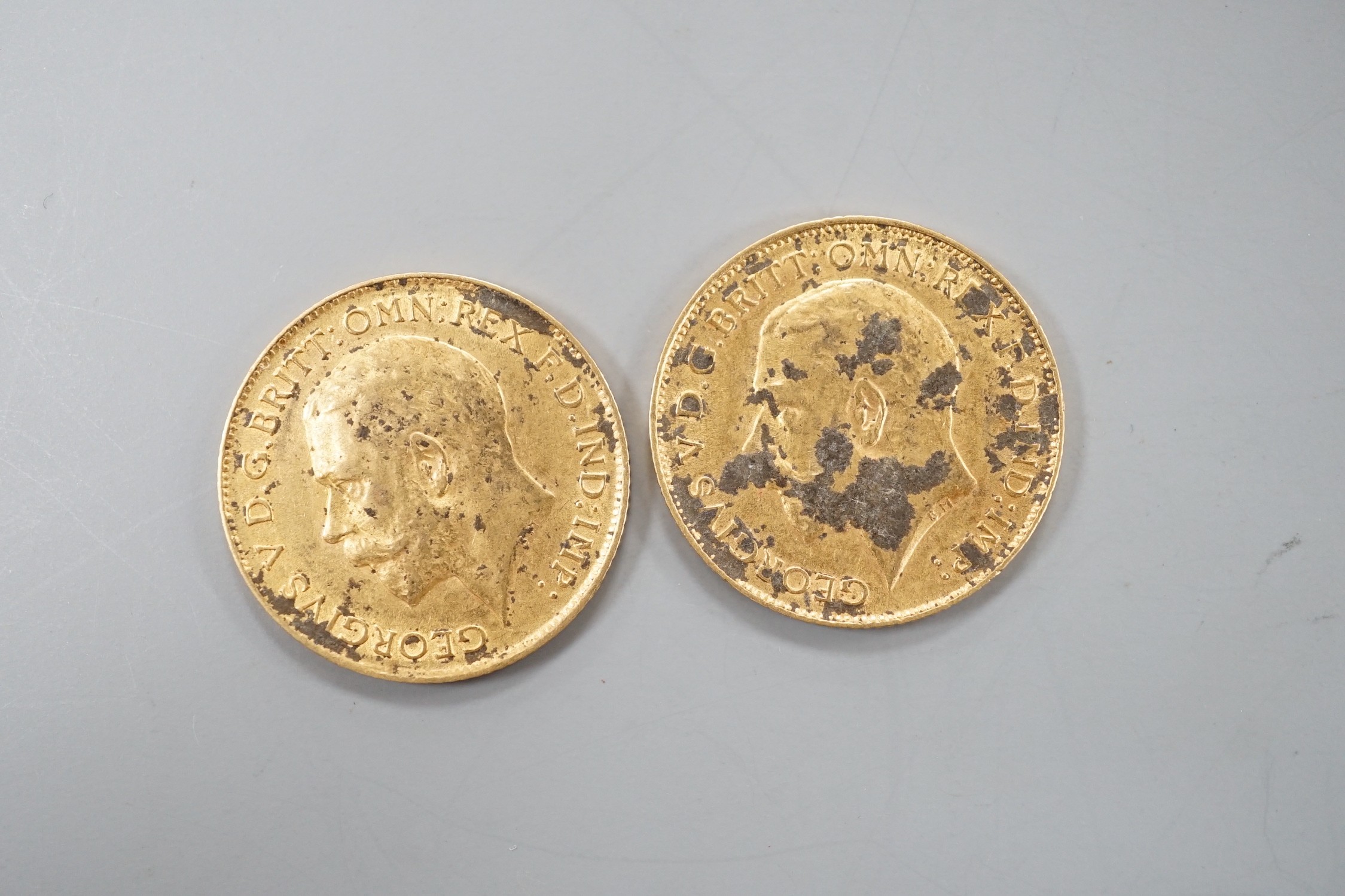 Two George V 1914 gold half sovereigns.